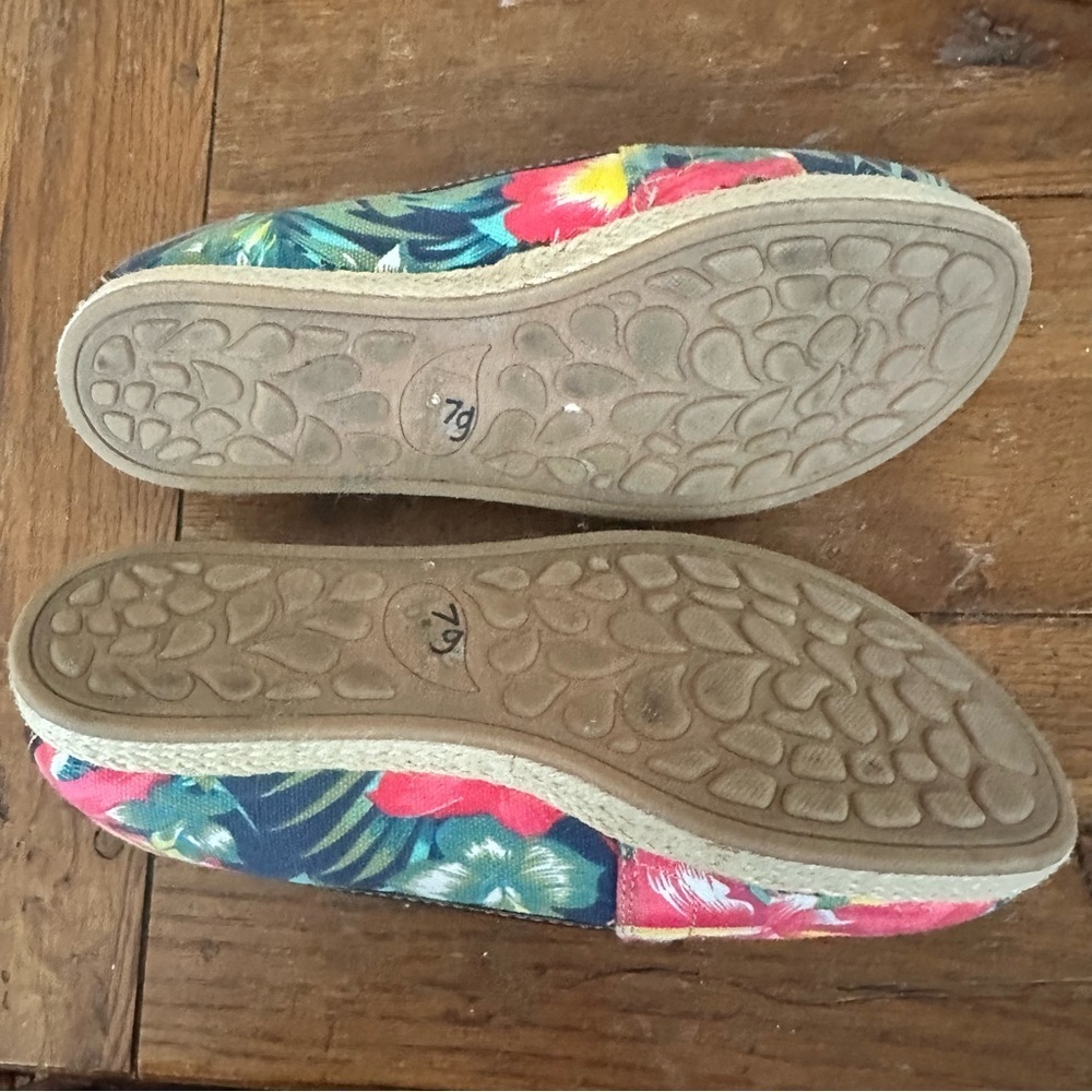 Born Concepts Hawaiian Floral Canvas Slip-On Shoes Size 9.5M - Picture 6 of 7